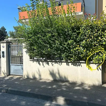 L'emile Lecrivain Parking Facile *