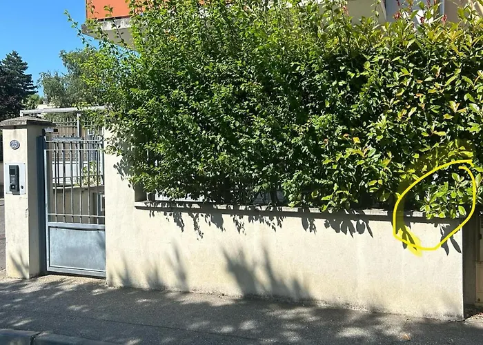 L'emile Lecrivain Parking Facile *